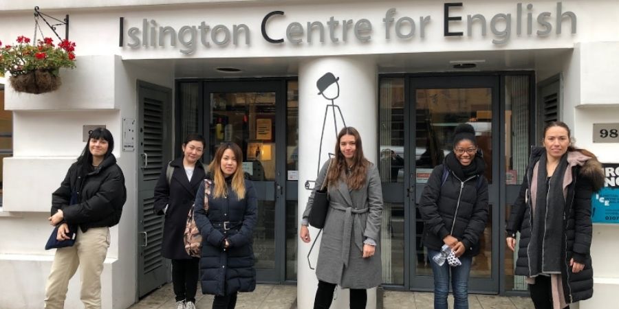 Estudiantes Islington, posando para una foto delante de la entrada