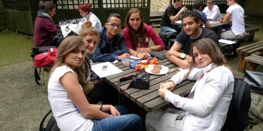 Estudiantes Select English, estudiantes disfrutando de sus snacks después de clases