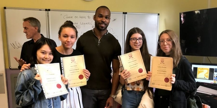 Jóvenes estudiantes Purley Language College, recibiendo su certificado de aprobación