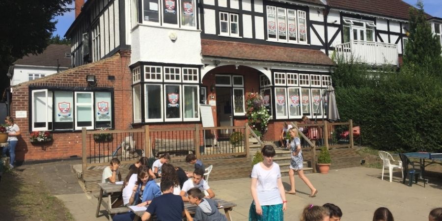 Opiniones acerca de Purley Language College, alumnos reunidos en el patio externo llevando a cabo diversas actividades